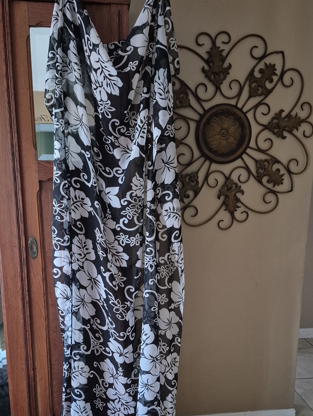 Women's Black & White Floral Sarong